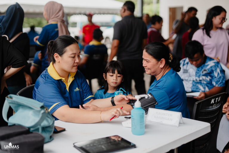 UNIMAS staff conduct free health screenings for a Kampung Tringgus Bau resident as part of the KPT Prihatin Madani Siri 23 programme.