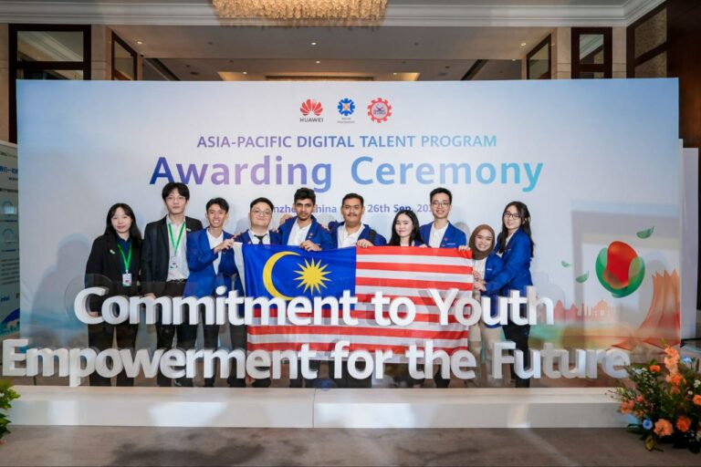 Team_Malaysia_Award_Giving_Ceremony_with_Malaysia_Flag