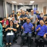 A group of smiling people consisting of participants, instructors, organisers, and the faculty dean