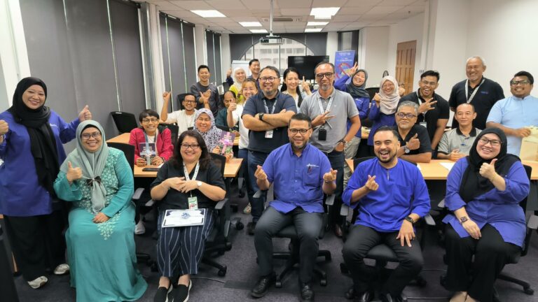 A group of smiling people consisting of participants, instructors, organisers, and the faculty dean