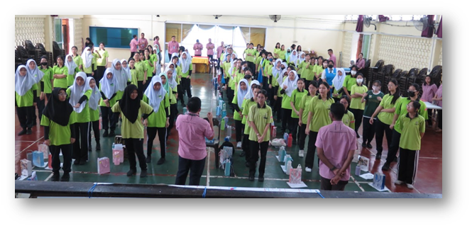 Photo 2. Ice breaking activity with the students of SMK Green Road