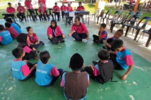 Unimas students spark inspiration at SK Bukit Nibong, where learning meets leadership in a circle of shared dreams and joyful discovery.