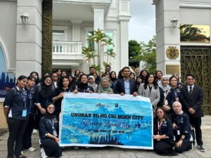 Pic 1 Participants with Dr Azriey Mazlan in front of the Malaysian Consulate General Office, Ho Chi Minh City