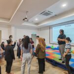 Facilitating a visual gesture communication activity