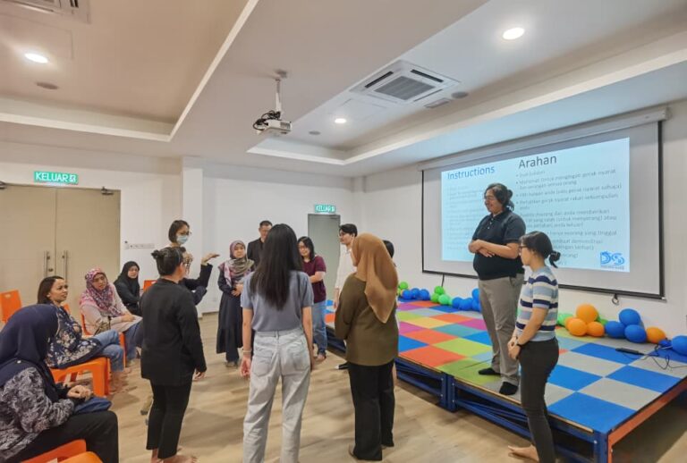 Facilitating a visual gesture communication activity