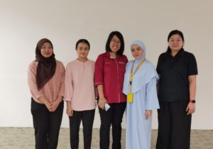 Ms. Joan Sim (UNIMAS) with Social Work internship students, organisers, and instructors of the Malaysian Sign Language Workshop. (1)