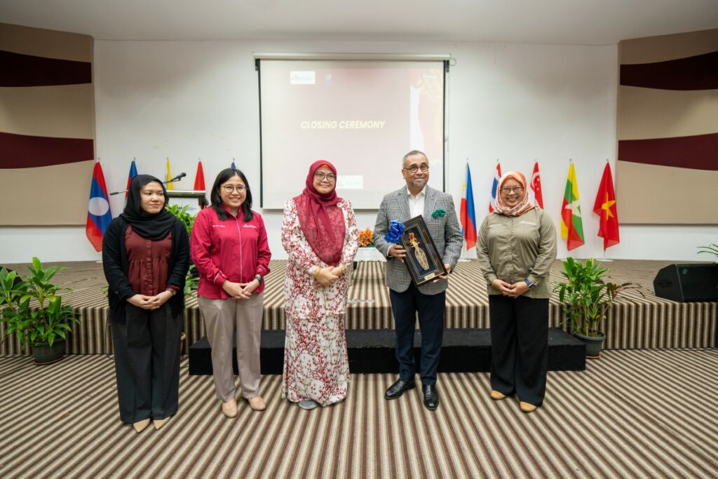 thumbnail_Pic 1 (from left) Dr Shafina, Dr Kiky Kirina, Prof Ir Dr Siti Noor Linda, Dr Abdul Razak and Prof Dr Fitri Suraya
