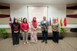 thumbnail_Pic 1 (from left) Dr Shafina, Dr Kiky Kirina, Prof Ir Dr Siti Noor Linda, Dr Abdul Razak and Prof Dr Fitri Suraya