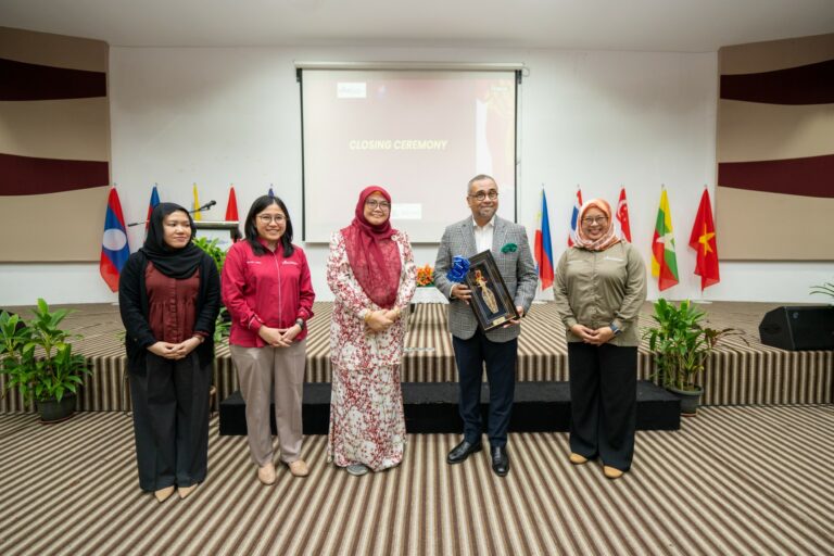 thumbnail_Pic 1 (from left) Dr Shafina, Dr Kiky Kirina, Prof Ir Dr Siti Noor Linda, Dr Abdul Razak and Prof Dr Fitri Suraya
